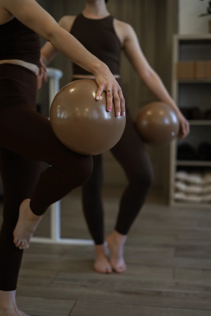 Uczestniczki zajęć ruchowych z piłkami do pilatesu w studio Aura Centrum Ruchu w Łodzi